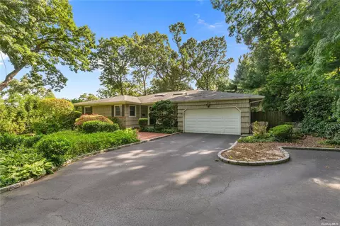 26 Newport Dr, Plainview, NY 11803