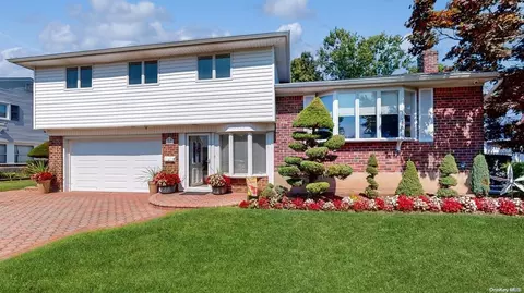 84 Walnut Ln, Hicksville, NY 11801