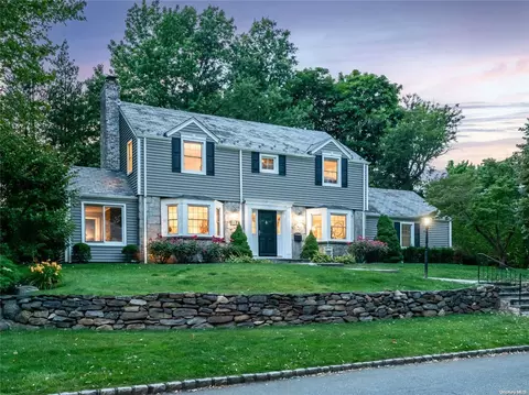 436 Abbey Rd N, North Hempstead, NY 11030