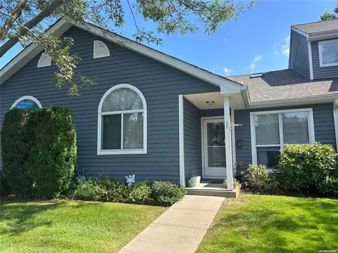 746 Birchwood Park Dr #746, Middle Island, NY 11953