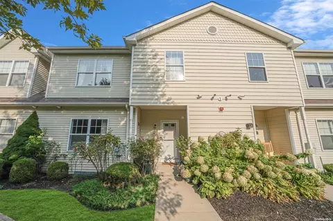 3 Daremy Cir #3, Medford, NY 11763