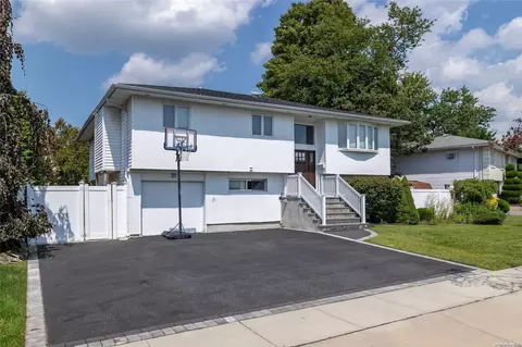 21 Keats Ct, Bethpage, NY 11714