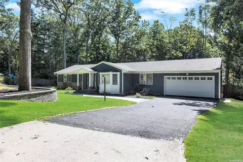 12 Laura Ln, Setauket, NY 11733