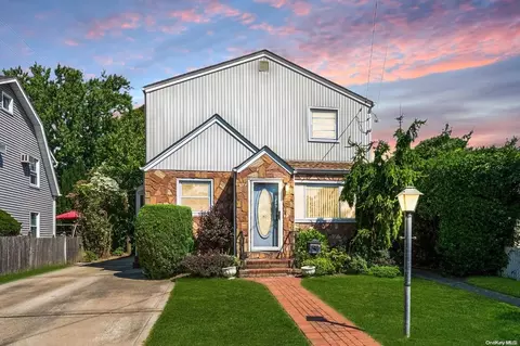 144 Garfield Pl, Lynbrook, NY 11563
