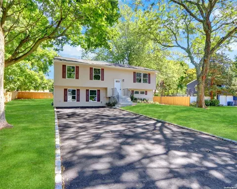 11 Shenandoah Blvd, Port Jefferson Station, NY 11776