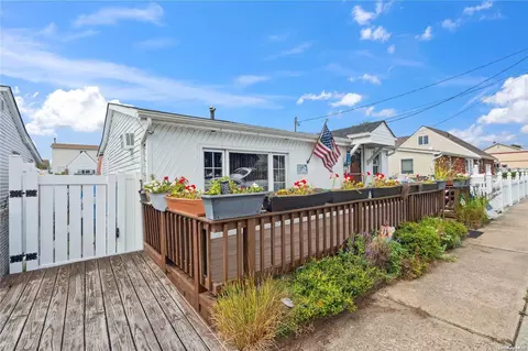 637 S 7th St, Lindenhurst, NY 11757
