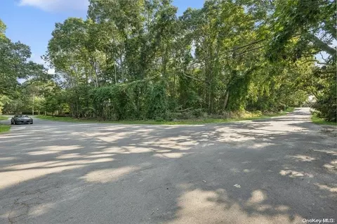 36 Bluff Point Rd, Southampton, NY 11963