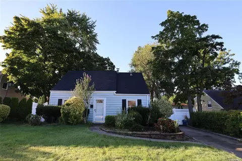 32 11th St, North Hempstead, NY 11514