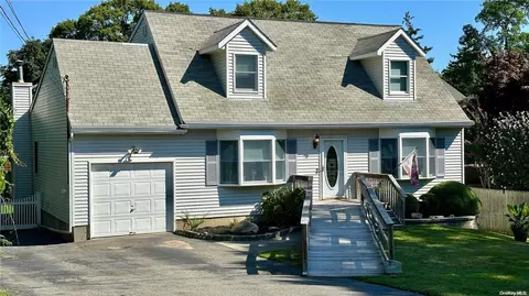 21 Dryad Rd, Rocky Point, NY 11778