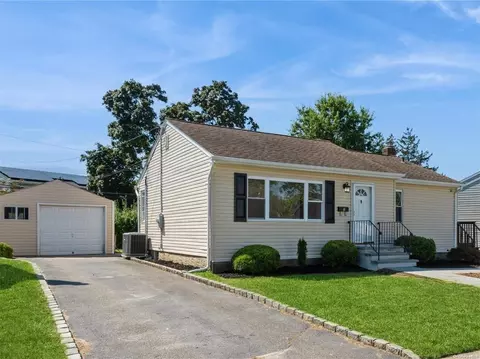 3 Linden Ct, Hicksville, NY 11801