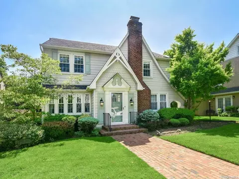 11 Bedford Ave, Rockville Centre, NY 11570