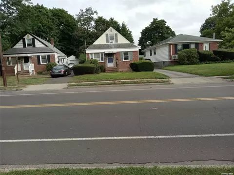 922 Brush Hollow Rd, North Hempstead, NY 11590