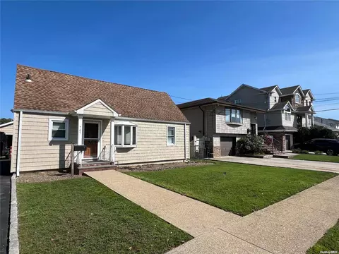 707 Soma Ave, Bellmore, NY 11710