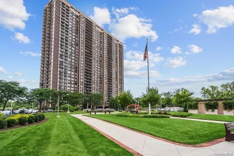 270-10 Grand Central Pkwy #12T, Little Neck, NY 11362
