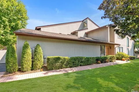 32 Club Dr N #32, Jericho, NY 11753