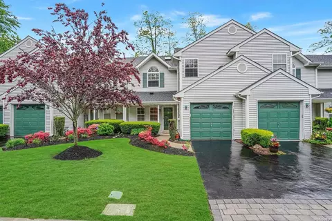 3 Plantation Dr #3, Hauppauge, NY 11788