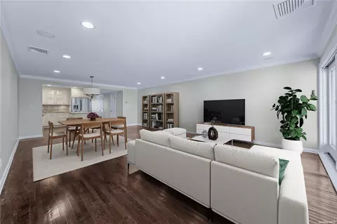 99 Clent Rd #B-112, North Hempstead, NY 11021