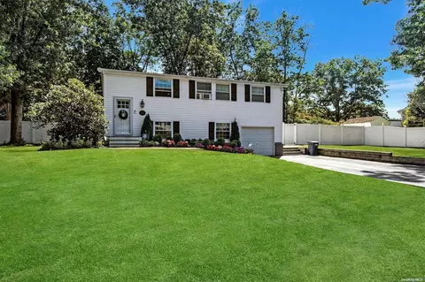 30 Mayflower Ln, Setauket, NY 11733