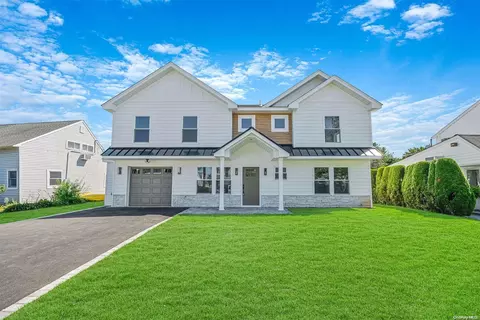 30 Skylark Ln, Levittown, NY 11756