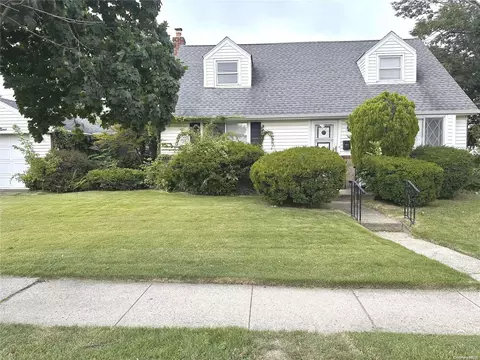 449 Herricks Rd, North Hempstead, NY 11040