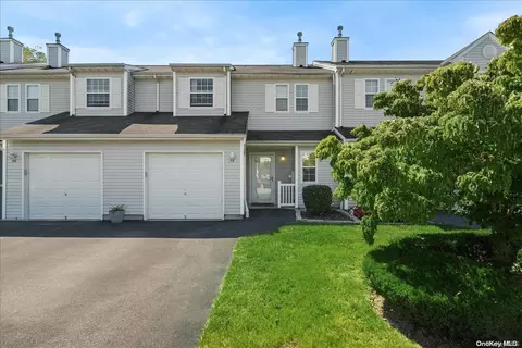 58 Smith Ave #58, Bay Shore, NY 11706