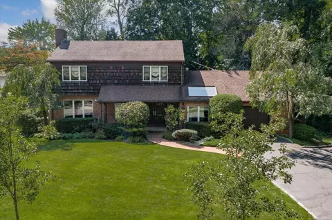 2 Plymouth Rd, North Hempstead, NY 11023