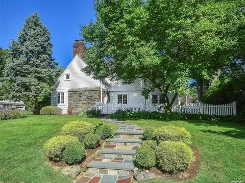 22 Lowell Rd, North Hempstead, NY 11050