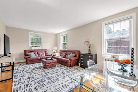 19 Schenck Ave #3E, North Hempstead, NY 11021