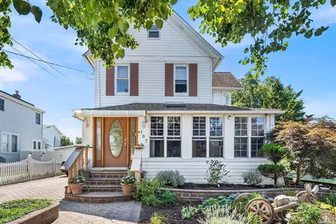 187 Perkins Ave, Oceanside, NY 11572