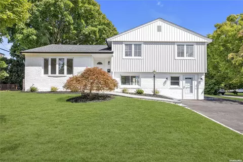 101 Grohmans Ln, Plainview, NY 11803