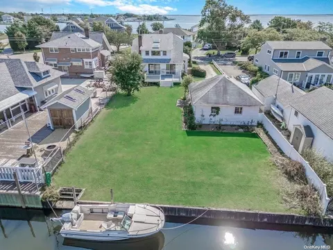 7 Unqua Pl, Amityville, NY 11701