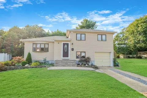 8 Floyd Ln, Massapequa Park, NY 11762