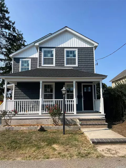 28 Franklin Sq, Freeport, NY 11520
