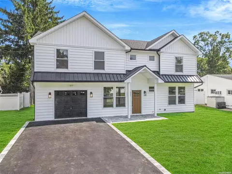 32 Wayside Ln, Wantagh, NY 11793