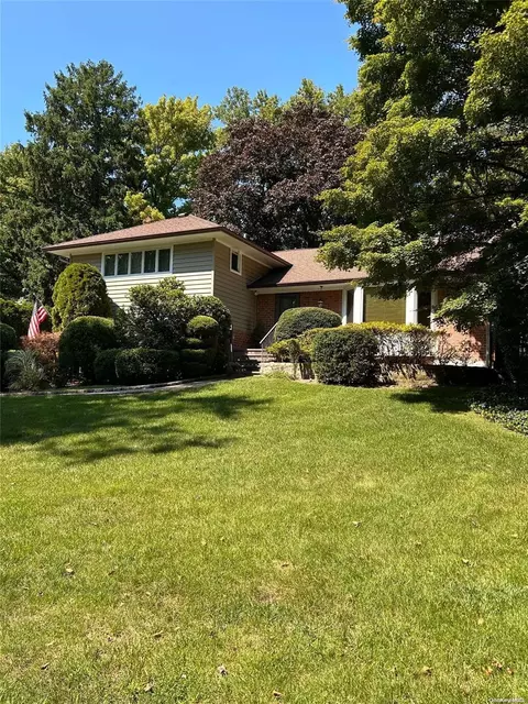 20 Northfield Rd, Glen Cove, NY 11542