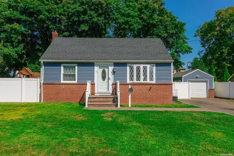 11 Arkays Ave, East Islip, NY 11730