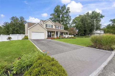 1 Ardito Ct, Ronkonkoma, NY 11779