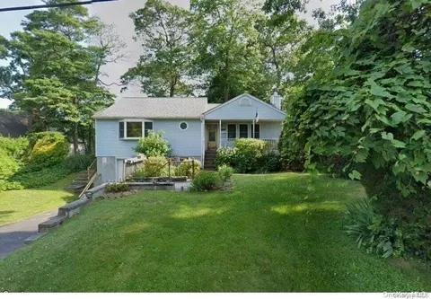 10 Flushing Rd, Sound Beach, NY 11789