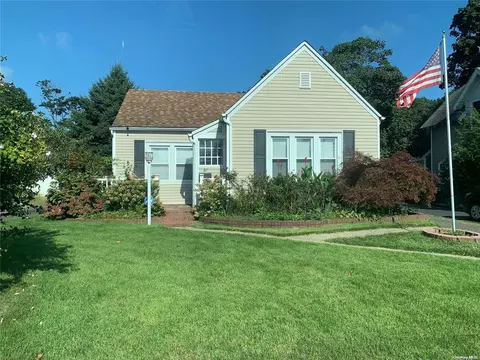 27 Oakland Ave, Bay Shore, NY 11706
