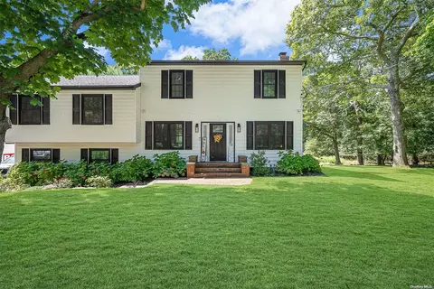 108 Barnes Rd, Manorville, NY 11949