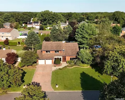 18 Fleetwood Rd, Commack, NY 11725