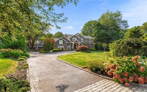 6 Whitney Ct, Dix Hills, NY 11746