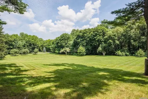 253 Lattingtown Rd, Oyster Bay, NY 11560