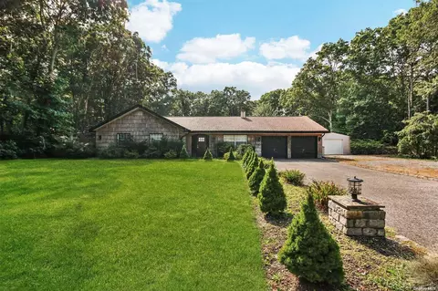 32 Florence Dr, Manorville, NY 11949