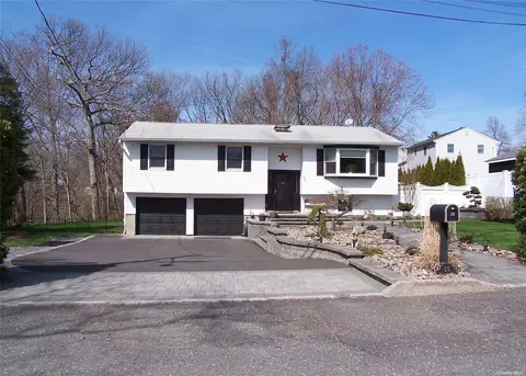 25 Margaret Dr, Nesconset, NY 11767