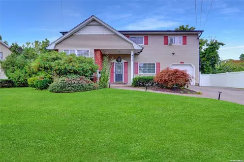 428 Spangle Dr, North Babylon, NY 11703