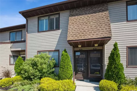 100 Daly Blvd #1705, Oceanside, NY 11572