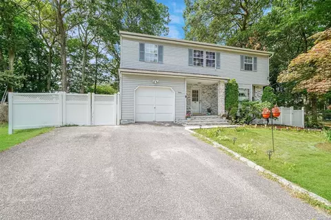 12 Overlook Dr, Mastic, NY 11950