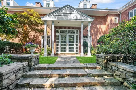 10 Long Meadow Ln, Glen Cove, NY 11542