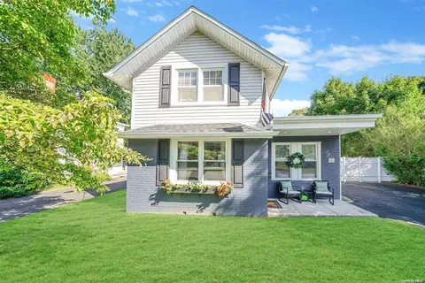15 Howard St, Patchogue, NY 11772